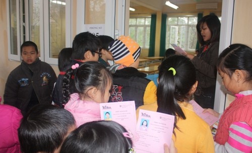 Các em học sinh đăng ký để tham gia thi chứng chỉ YLE. Ảnh Xuân Trung